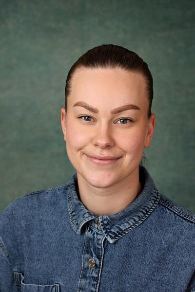 Portrett av ansatt i barnehagen. - Klikk for stort bilde